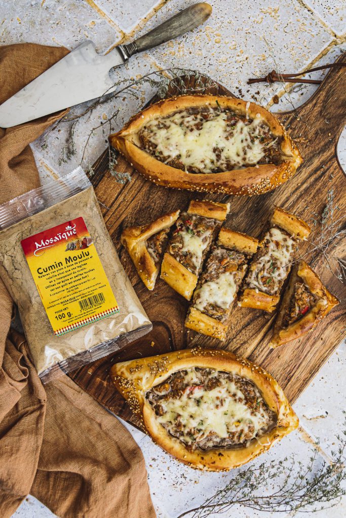 Pizza turque, viande hachée et cumin